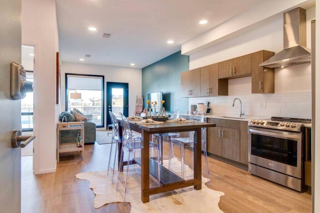 Stylish Downtown Condo W/ Pool & Parking Nashville Eksteriør billede