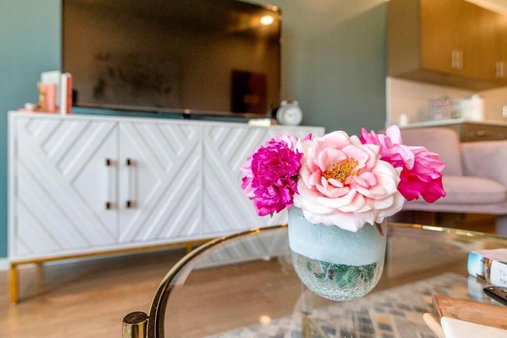Stylish Downtown Condo W/ Pool & Parking Nashville Eksteriør billede