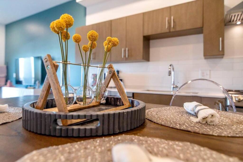 Stylish Downtown Condo W/ Pool & Parking Nashville Eksteriør billede