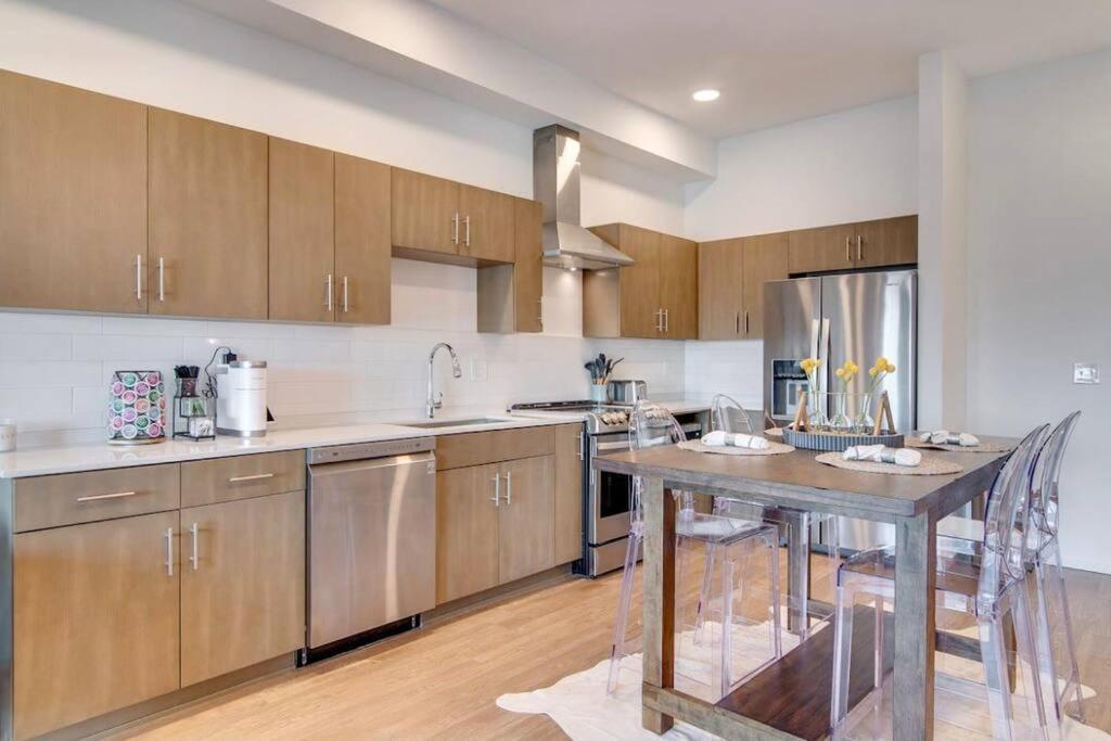 Stylish Downtown Condo W/ Pool & Parking Nashville Eksteriør billede