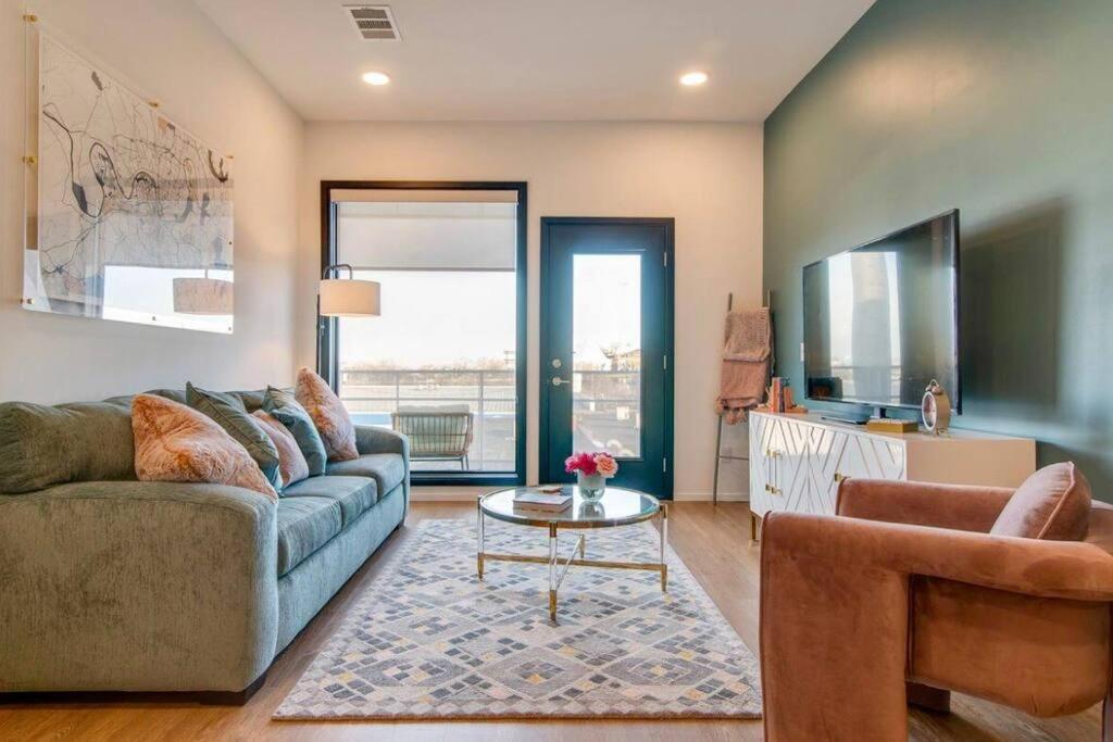 Stylish Downtown Condo W/ Pool & Parking Nashville Eksteriør billede
